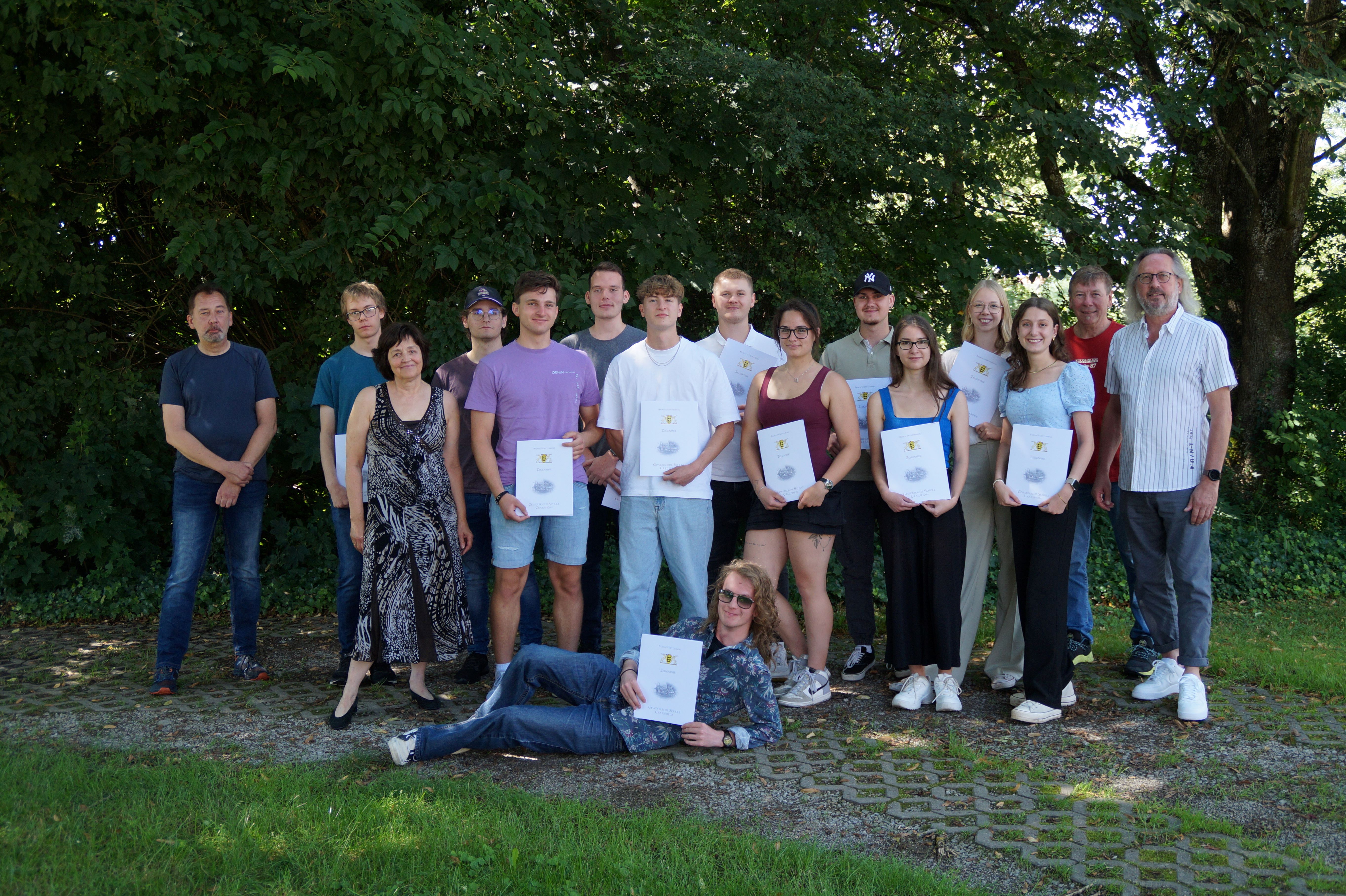  Abschluss an der GSC: Die Absolventinnen und Absolventen der 1BKFHT mit Markus Borges und Christine Schacht (li.) und Wolfgang Wagner und Klaus Engel (re.) 